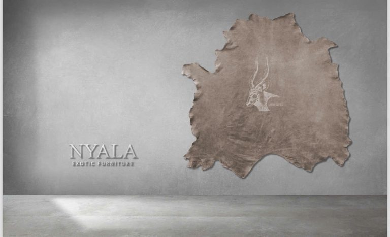 Da của linh dương Nyala mang đến sự mềm mại đặc biệt, tạo cảm giác nhẹ nhàng và thanh tao như chạm vào dòng chảy thiên nhiên. Được lấy từ loài Linh Dương Nyala với lớp lông và da mềm mượt, sắc màu độc đáo từ nâu đỏ đến xanh than